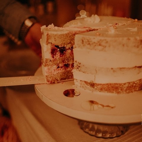 Gâteau révélation du sexe du bébé avec macarons vegan, sans gluten